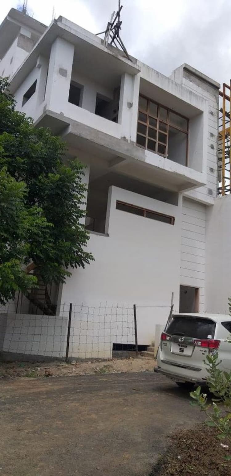 6 FLOOR ULTRA MODERN HOUSE AVAILABLE FOR SALE