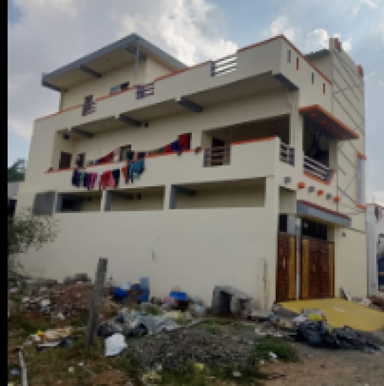 வாடகை வருமானம் வரக்கூடிய 5 போர்சன் 2 மாடி வீடு விற்பனைக்கு