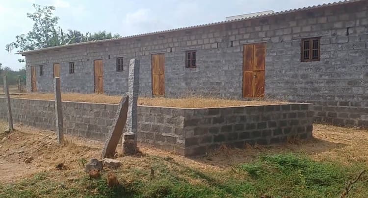 75% வேலைகள் முடிவடைந்த நிலையில் விற்பனைக்கு வந்துள்ள லைன் வீடுகள்