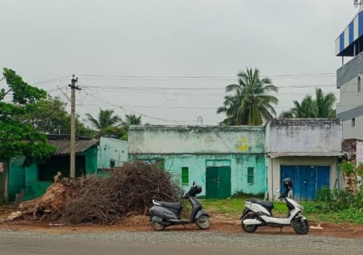 4 cent on road property with old building for sale