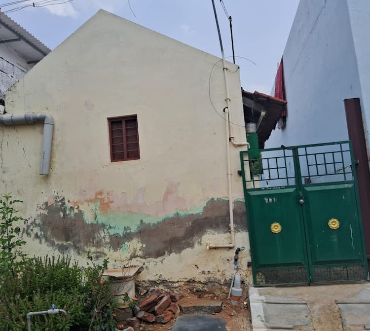 Tiled roof House for Sale