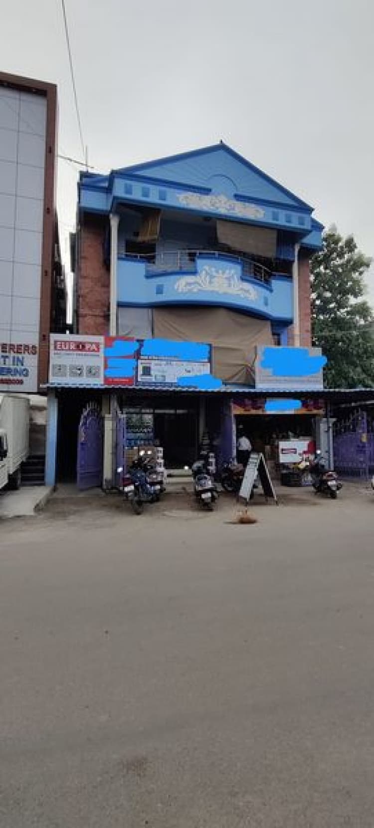 6 portion house property with 2 shops for sale
