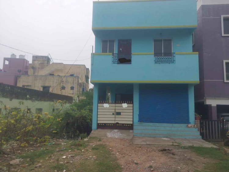 Individual house with shop for sale