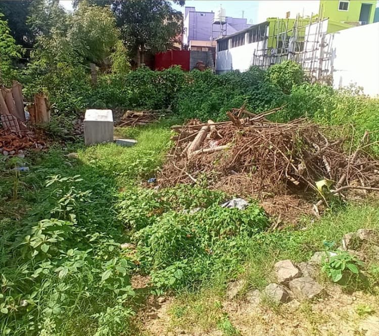 மடத்துக்குளம் பேருந்து நிலையம் எதிரில் காலி நிலம் விற்பனைக்கு